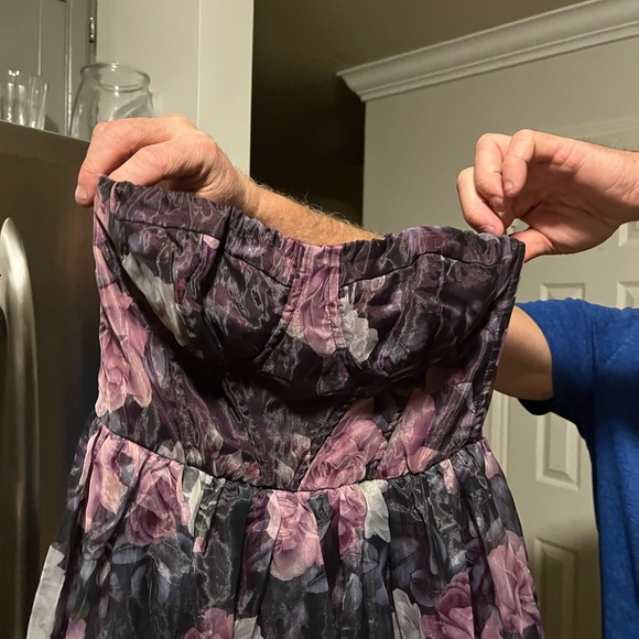 Beautiful never-worn dress for prom or a wedding. Purple flowered, strapless. - Picture 8 of 9